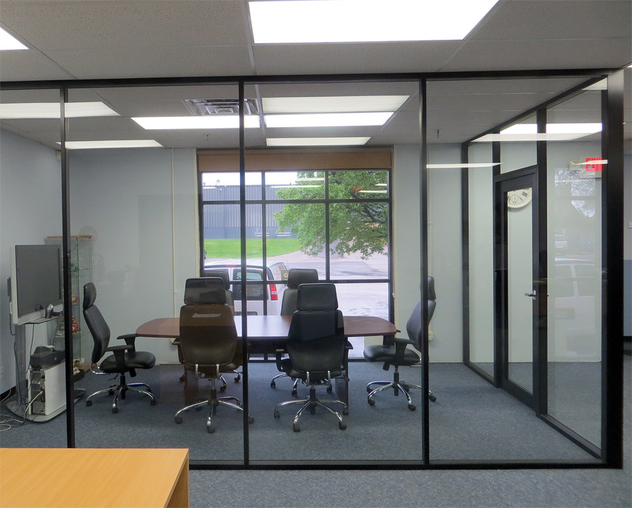Black aluminum and glass conference room - Flex series