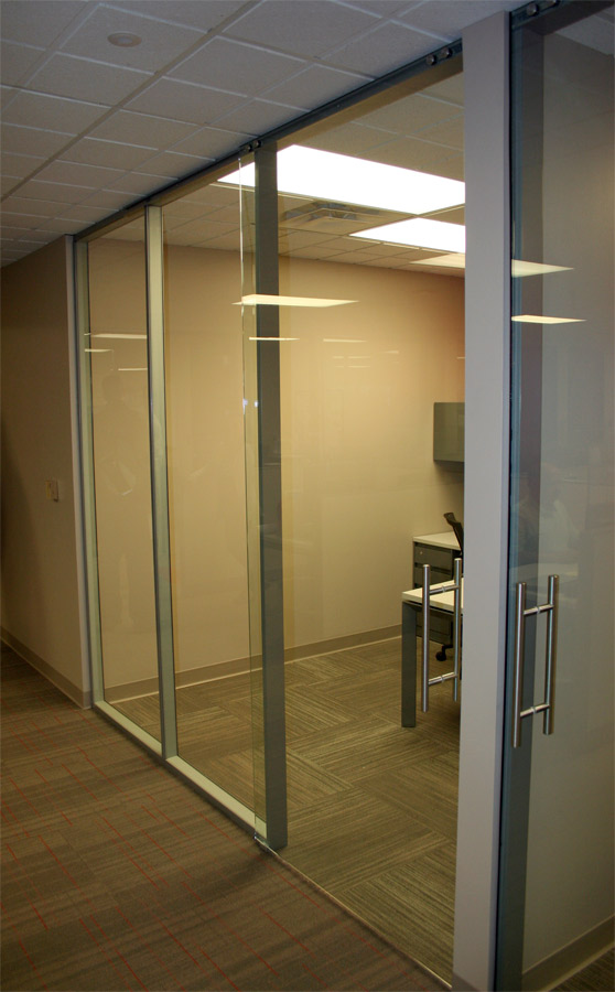 Flex series with sliding c-rail all glass door