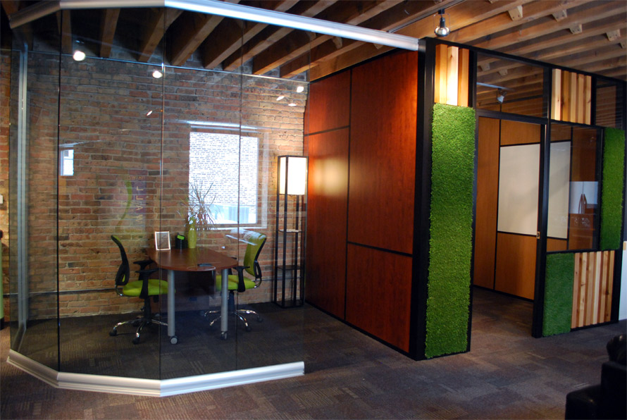 NxtWall showroom - View series curved glass center mounted office