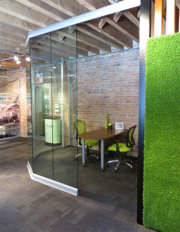 Curved Glass Open Office with SYNZoysia Platinum 300 wall panel