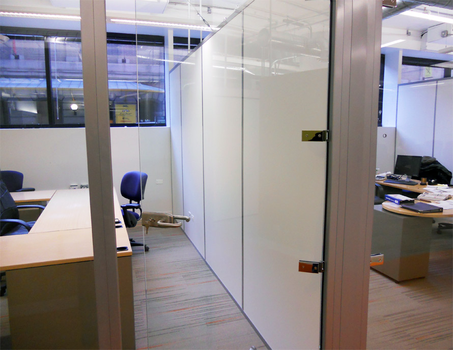 Chicago - solid white non-floor-to-ceiling side walls #1225