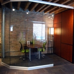 NxtWall showroom - View series curved glass center mounted office
