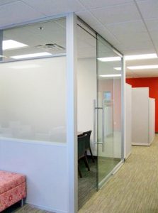 Demountable office wall system with frameless glass door