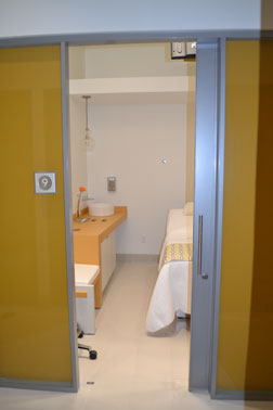 amber-glass-healthcare-procedure-room-sliding-door